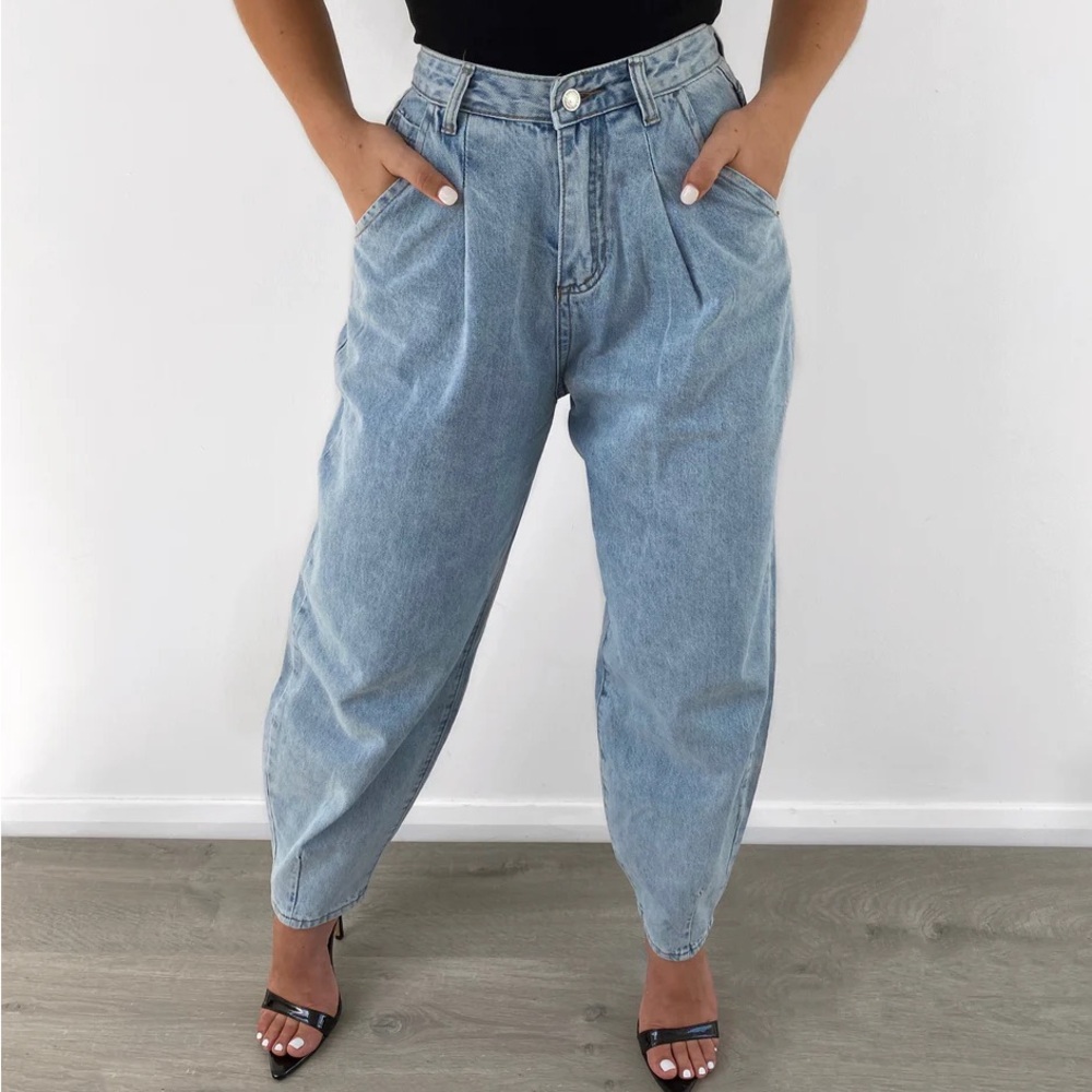 GUC MISSGUIDED Petite Tapered Light Wash Denim Pleated High Rise Jeans